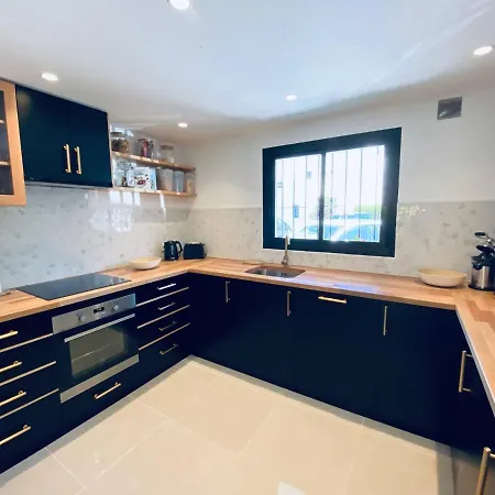 Escape To Serenity - 3 Bedroom Townhouse By The Sea! 펜션