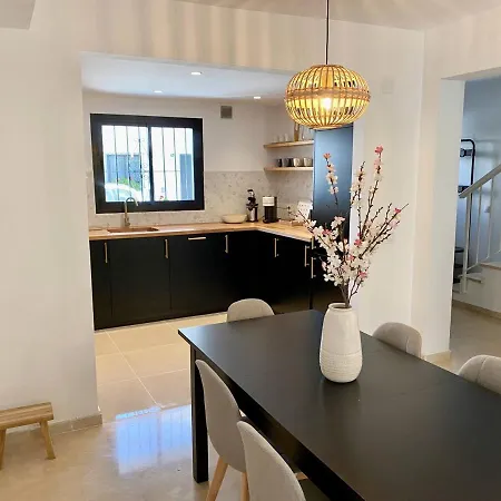 Escape To Serenity - 3 Bedroom Townhouse By The Sea! 펜션